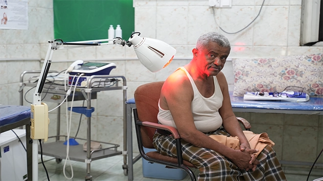 أحد المستفيدين يتلقى جلسة العلاج الطبيعي الخاصة به
